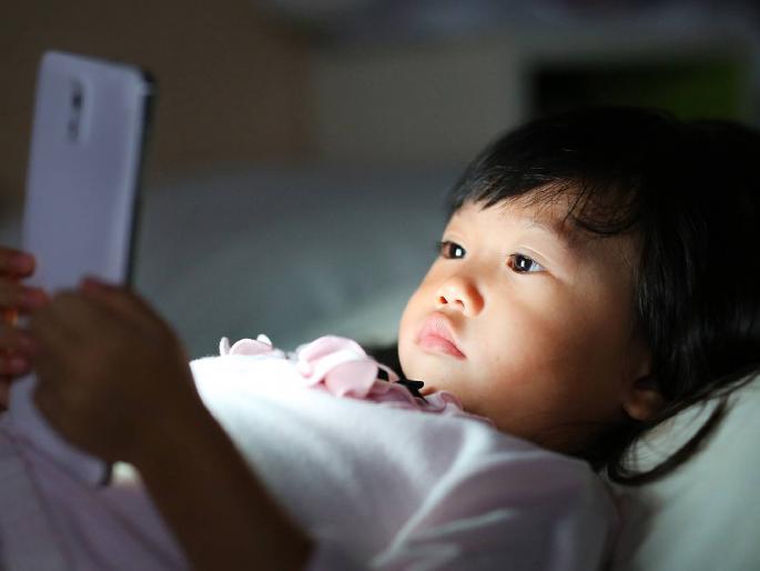 Do you give your child a mobile phone when he cries? Wait, mother tongue is forgotten at an unknown age | मूल रडल्यावर त्याला मोबाइल देता? थांबा, नकळत्या वयात मातृभाषेचा पडतो विसर Do you give your child a mobile phone when he cries? Wait, mother tongue is forgotten at an unknown age | मूल रडल्यावर त्याला मोबाइल देता? थांबा, नकळत्या वयात मातृभाषेचा पडतो विसर