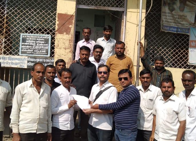 Farmers agitation at MSEDCL office | शेतकऱ्यांची महावितरण कार्यालयात धडक Farmers agitation at MSEDCL office | शेतकऱ्यांची महावितरण कार्यालयात धडक