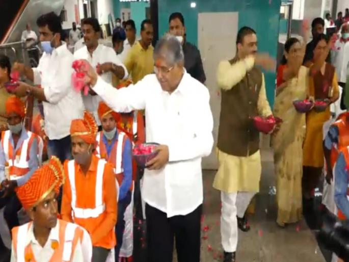 Pushpa Abhishek Ceremony of Pune Metro Labor Seekers Chandrakant Patil honored him by scattering flowers | Video: चंद्रकांत पाटील यांच्या हस्ते पुणे मेट्रोच्या कर्मचाऱ्यांवर फुलांची उधळण Pushpa Abhishek Ceremony of Pune Metro Labor Seekers Chandrakant Patil honored him by scattering flowers | Video: चंद्रकांत पाटील यांच्या हस्ते पुणे मेट्रोच्या कर्मचाऱ्यांवर फुलांची उधळण