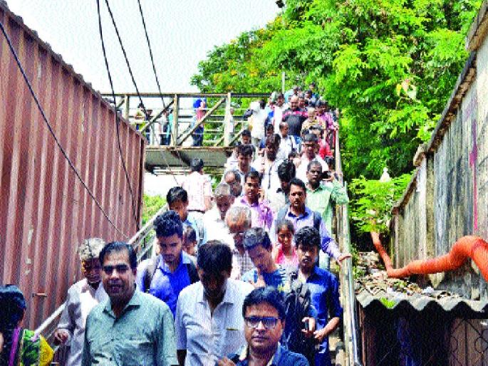 Fear of accidents at the crowd: The journey of the nascent lines on the feet, from the corrupted bridge! | गर्दीच्या वेळी दुर्घटनेची भीती : पाय-यांवर लाद्या नाहीत, मरिन लाइन्सचा प्रवास गंजलेल्या पुलावरून! Fear of accidents at the crowd: The journey of the nascent lines on the feet, from the corrupted bridge! | गर्दीच्या वेळी दुर्घटनेची भीती : पाय-यांवर लाद्या नाहीत, मरिन लाइन्सचा प्रवास गंजलेल्या पुलावरून!