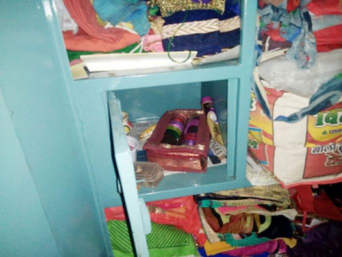 Four houses broke into four places in one day | एकाच दिवशी चार ठिकाणी घरफोड्या Four houses broke into four places in one day | एकाच दिवशी चार ठिकाणी घरफोड्या