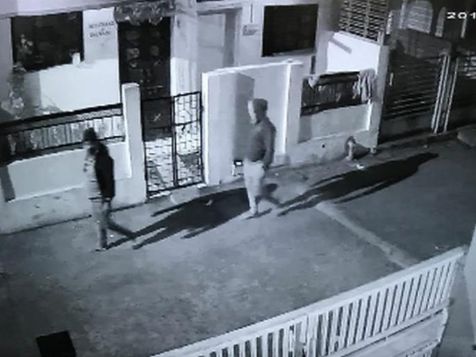 One and a half lakh rupees robbery | साडेपाच लाख रुपयांची घरफोडी One and a half lakh rupees robbery | साडेपाच लाख रुपयांची घरफोडी