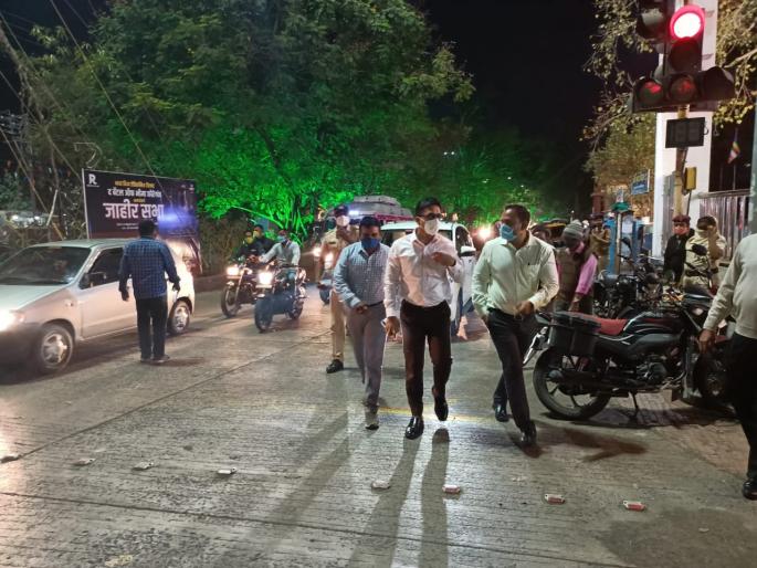 Corona's strict restrictions, Yavatmal Collector took to the streets | कोरोनाचे कडक निर्बंध, यवतमाळचे जिल्हाधिकारी उतरले रस्त्यावर Corona's strict restrictions, Yavatmal Collector took to the streets | कोरोनाचे कडक निर्बंध, यवतमाळचे जिल्हाधिकारी उतरले रस्त्यावर