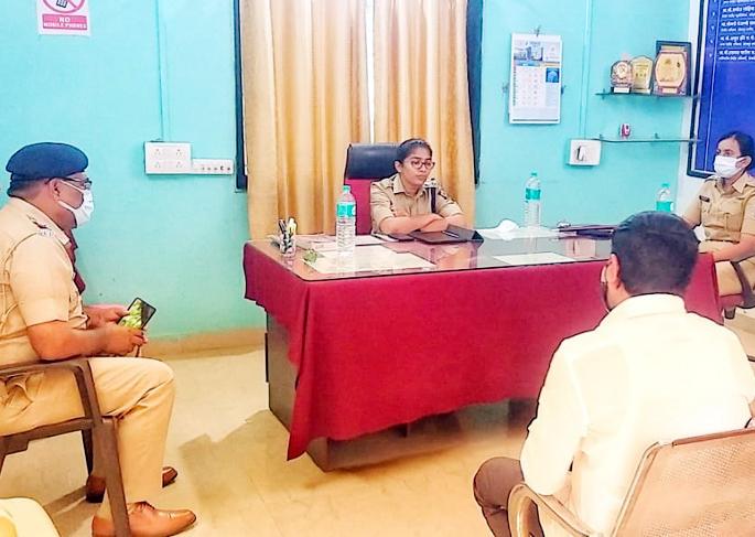 Breaking; Our village ... our security; New concept of Solapur Rural Police | Breaking; आपलं गाव... आपली सुरक्षा; सोलापूर ग्रामीण पोलिसांची नवी संकल्पना Breaking; Our village ... our security; New concept of Solapur Rural Police | Breaking; आपलं गाव... आपली सुरक्षा; सोलापूर ग्रामीण पोलिसांची नवी संकल्पना
