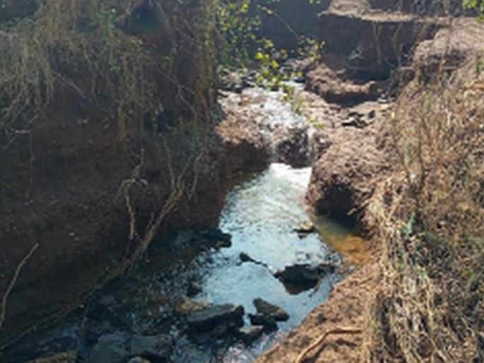 Cutting the rupture caused by splitting Patangi | पाटचारी फुटल्याने आवर्तन लांबले Cutting the rupture caused by splitting Patangi | पाटचारी फुटल्याने आवर्तन लांबले