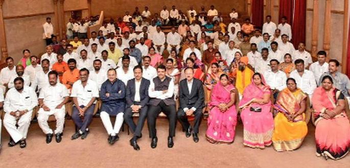 Chief Minister held ears of Tokel corporators | मुख्यमंत्र्यांनी टोचले नगरसेवकांचे कान