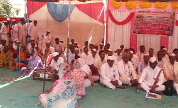 The dams of old artists in Shindkhed | शिंदखेड्यात वृद्ध कलावंतांचे धरणे The dams of old artists in Shindkhed | शिंदखेड्यात वृद्ध कलावंतांचे धरणे