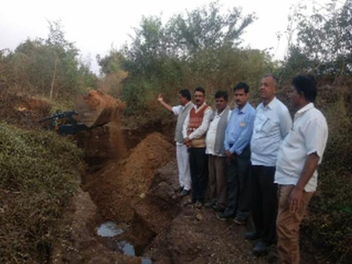 The repair of the broken party | फुटलेल्या पाटचारीची अखेर दुरुस्ती The repair of the broken party | फुटलेल्या पाटचारीची अखेर दुरुस्ती