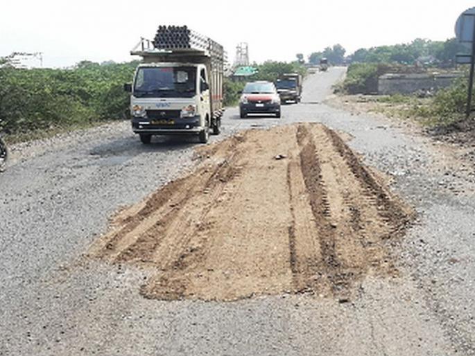 Strong soil filler on the highway | महामार्गावर चक्क मातीचा भराव Strong soil filler on the highway | महामार्गावर चक्क मातीचा भराव