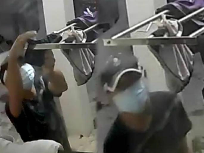 Malaysia : Thief arrested from girls hostel stealing women's underwear | अचानक हॉस्टेलमधून गायब होऊ लागले होते तरूणींचे अंतर्वस्त्र, कॅमेरात कैद झाला माथेफिरू चोर Malaysia : Thief arrested from girls hostel stealing women's underwear | अचानक हॉस्टेलमधून गायब होऊ लागले होते तरूणींचे अंतर्वस्त्र, कॅमेरात कैद झाला माथेफिरू चोर