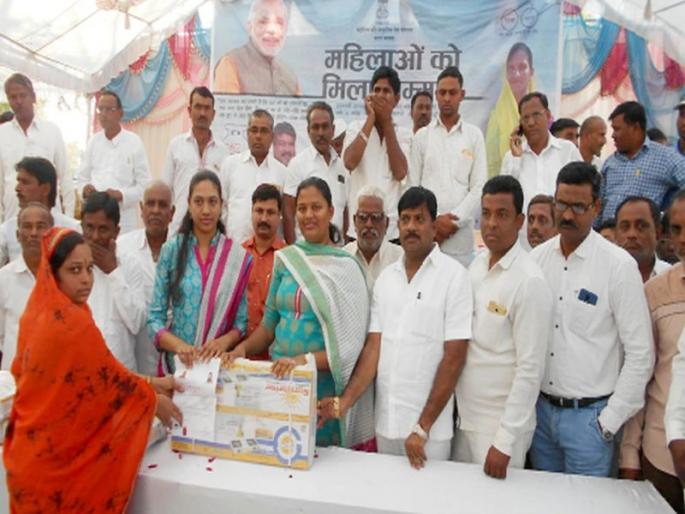 House-house distribution of 20 thousand lacs and a house in Shirpur taluka | शिरपूर तालुक्यात २० हजार गॅस व लाखावर घरकुल वाटप House-house distribution of 20 thousand lacs and a house in Shirpur taluka | शिरपूर तालुक्यात २० हजार गॅस व लाखावर घरकुल वाटप