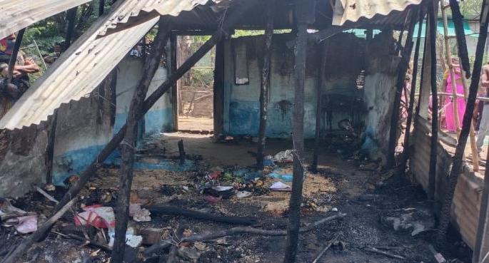 A house caught fire in Anji in Wardha district | वर्धा जिल्ह्यातील आंजी येथे आगीत घर जळून भस्मसात A house caught fire in Anji in Wardha district | वर्धा जिल्ह्यातील आंजी येथे आगीत घर जळून भस्मसात
