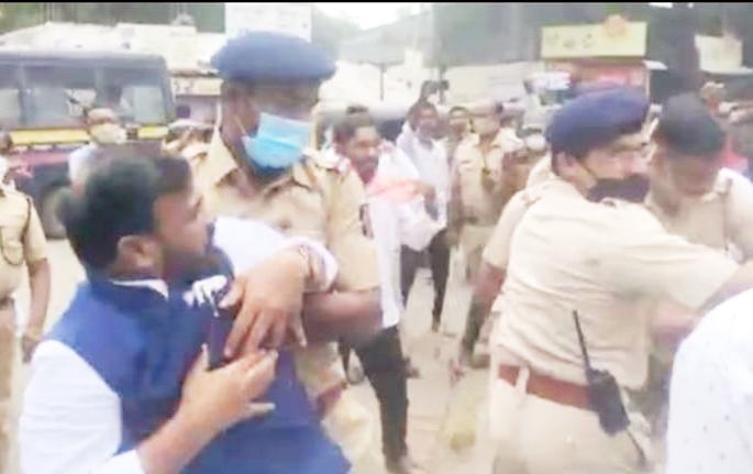 BJP aggressive for OBC reservation; Attempt to burn CM's statue in Solapur | ओबीसी आरक्षणासाठी भाजप आक्रमक; सोलापुरात मुख्यमंत्र्यांचा पुतळा जाळण्याचा प्रयत्न