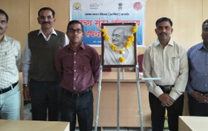 The villagers should speed up the movement of cleanliness | ग्रामस्थांनी स्वच्छतेची चळवळ गतिमान करावी The villagers should speed up the movement of cleanliness | ग्रामस्थांनी स्वच्छतेची चळवळ गतिमान करावी