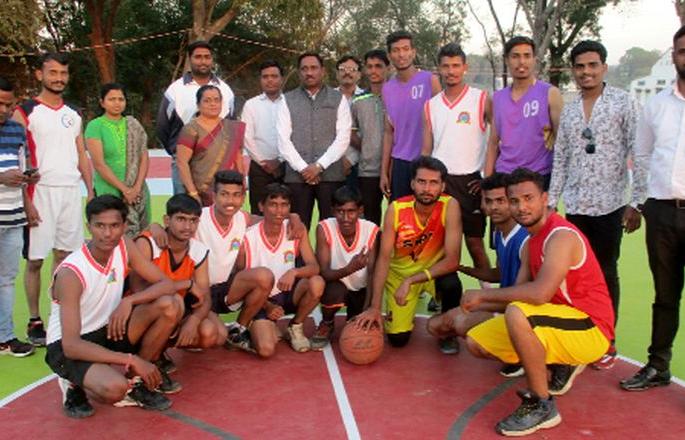 Police team wins basketball tournament | बॉस्केटबॉल स्पर्धेत पोलिस संघाची बाजी Police team wins basketball tournament | बॉस्केटबॉल स्पर्धेत पोलिस संघाची बाजी