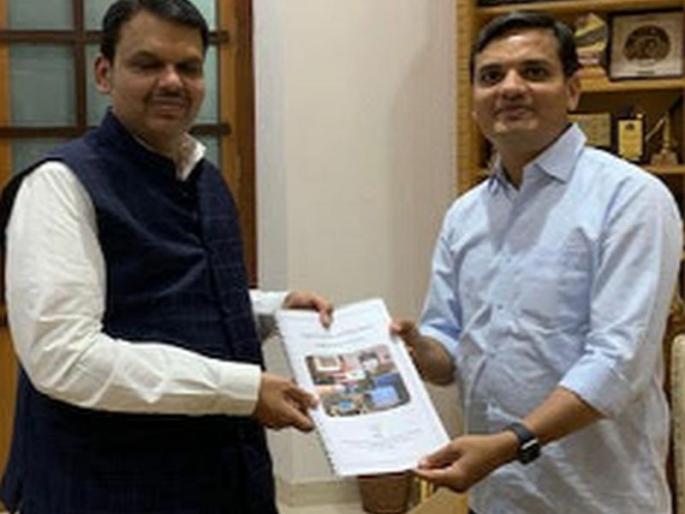 He gave information about the activities of digital schools in the district | जिल्ह्यातील डिजीटल शाळांच्या उपक्रमांची मुख्यमंत्र्यांना दिली माहिती He gave information about the activities of digital schools in the district | जिल्ह्यातील डिजीटल शाळांच्या उपक्रमांची मुख्यमंत्र्यांना दिली माहिती