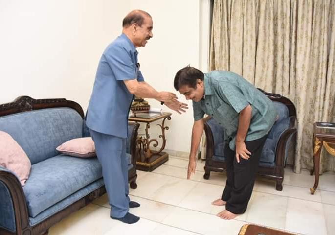 Gadkari said, Pant, bless me! | अन् नितीन गडकरी म्हणाले... सर, आशीर्वाद द्या! Gadkari said, Pant, bless me! | अन् नितीन गडकरी म्हणाले... सर, आशीर्वाद द्या!