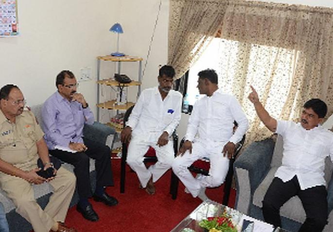 Pressure to solve traffic problems | वाहतूक समस्या सोडविण्यासाठी दबाव झुगारा Pressure to solve traffic problems | वाहतूक समस्या सोडविण्यासाठी दबाव झुगारा