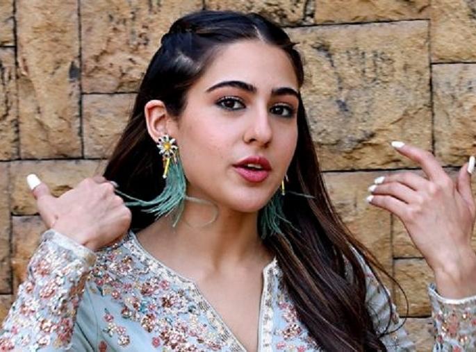 sara ali khan cute video viral on social media | अन् फोटोग्राफर्स दिसताच सारा अली खानने ठोकली धूम, पाहा व्हिडीओ sara ali khan cute video viral on social media | अन् फोटोग्राफर्स दिसताच सारा अली खानने ठोकली धूम, पाहा व्हिडीओ