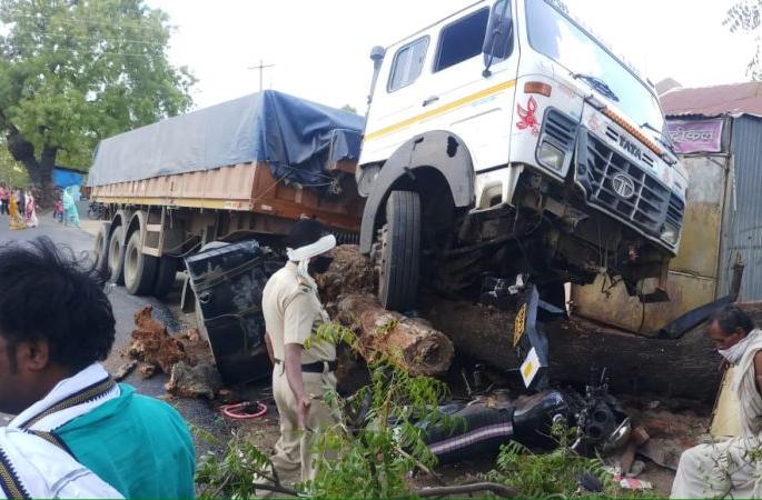 Truck entered the shop; Incidents in Yavatmal district | भरधाव ट्रेलर दुकानात शिरला; यवतमाळ जिल्ह्यातील घटना Truck entered the shop; Incidents in Yavatmal district | भरधाव ट्रेलर दुकानात शिरला; यवतमाळ जिल्ह्यातील घटना