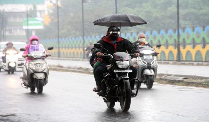 Moderate rains started today morning in pune | पुणेकरांची उडाली तारांबळ! आज सकाळपासूनच मध्यम स्वरूपाच्या पावसाला सुरुवात Moderate rains started today morning in pune | पुणेकरांची उडाली तारांबळ! आज सकाळपासूनच मध्यम स्वरूपाच्या पावसाला सुरुवात