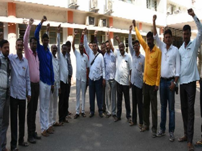 Solve the issue of stamp vendor space | मुद्रांक विक्रेत्यांचे जागेचा प्रश्न सोडवा  Solve the issue of stamp vendor space | मुद्रांक विक्रेत्यांचे जागेचा प्रश्न सोडवा