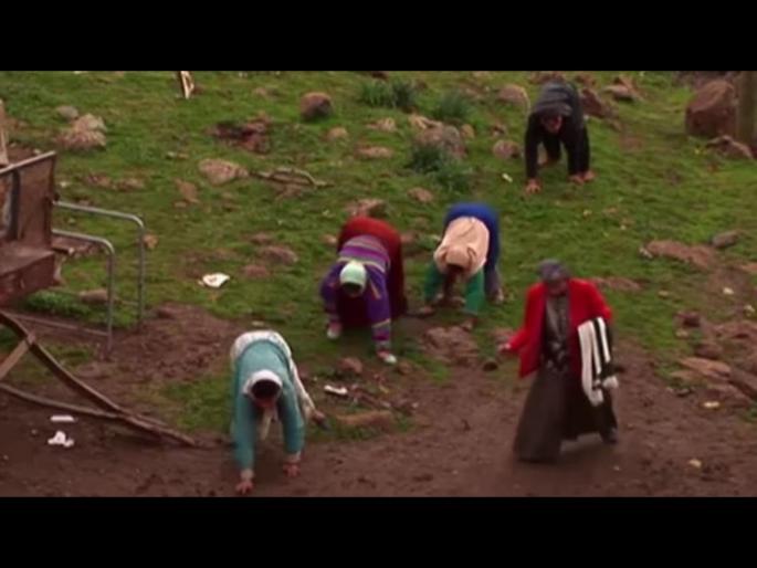 Family walks on all fours legs like animals living in turkey scientist mystery should not exist | एक असा अनोखा परिवार ज्यातील लोक प्राण्यांसारखे चार पायांवर चालतात, पण असं का? Family walks on all fours legs like animals living in turkey scientist mystery should not exist | एक असा अनोखा परिवार ज्यातील लोक प्राण्यांसारखे चार पायांवर चालतात, पण असं का?