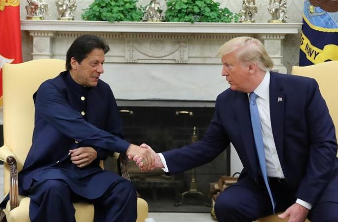 US to intervene in Kashmir case? Imran Khan meet donald Trump | काश्मीर प्रकरणी अमेरिका करणार मध्यस्थी? इम्रान खान यांनी घेतली ट्रम्प यांची भेट US to intervene in Kashmir case? Imran Khan meet donald Trump | काश्मीर प्रकरणी अमेरिका करणार मध्यस्थी? इम्रान खान यांनी घेतली ट्रम्प यांची भेट