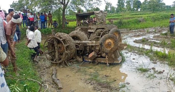 The young man died on the spot when the tractor overturned while muddying in the field; Incidents in Bhandara district | शेतात चिखलणी करतांना ट्रॅक्टर उलटून तरुण जागीच ठार; भंडारा जिल्ह्यातील घटना The young man died on the spot when the tractor overturned while muddying in the field; Incidents in Bhandara district | शेतात चिखलणी करतांना ट्रॅक्टर उलटून तरुण जागीच ठार; भंडारा जिल्ह्यातील घटना