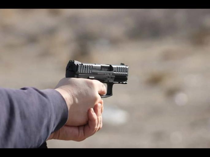 US : The man was cleaning the gun suddenly shot his wife then shot himself died | बंदूक साफ करत होती व्यक्ती, अचानक गोळी निघाली अन् पत्नीला लागली आणि मग... US : The man was cleaning the gun suddenly shot his wife then shot himself died | बंदूक साफ करत होती व्यक्ती, अचानक गोळी निघाली अन् पत्नीला लागली आणि मग...