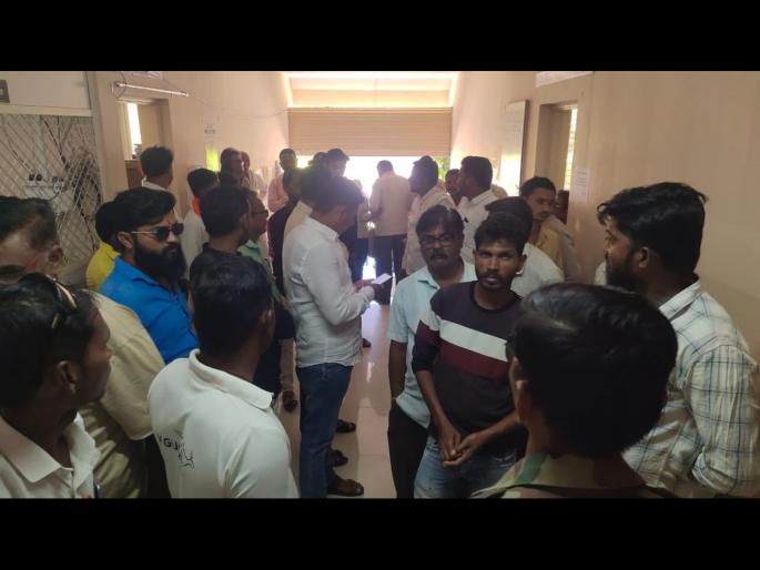 MNS soldiers vandalized the office of the board officer | मंडळ अधिकाऱ्याच्या कार्यालयात मनसे सैनिकांची तोडफोड MNS soldiers vandalized the office of the board officer | मंडळ अधिकाऱ्याच्या कार्यालयात मनसे सैनिकांची तोडफोड