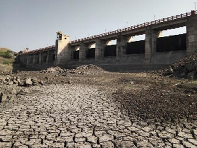 The drought scenario is that of farmers | दुष्काळी पाहणी म्हणजे शेतक-यांची थट्टाच The drought scenario is that of farmers | दुष्काळी पाहणी म्हणजे शेतक-यांची थट्टाच