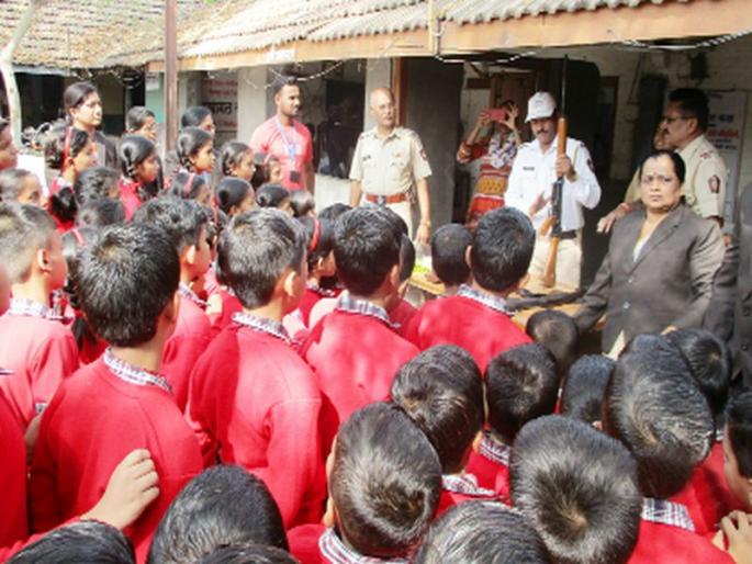 Chimukleya learned about the police station | चिमुकल्यांनी जाणून घेतले पोलिस ठाणे Chimukleya learned about the police station | चिमुकल्यांनी जाणून घेतले पोलिस ठाणे