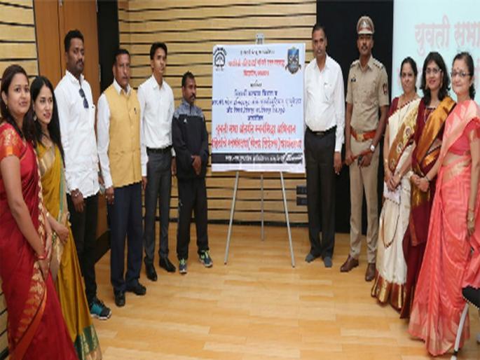 Self-protection training received by the students | विद्यार्थीनींना मिळाले स्व-संरक्षणाचे प्रशिक्षण Self-protection training received by the students | विद्यार्थीनींना मिळाले स्व-संरक्षणाचे प्रशिक्षण