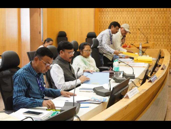 In Nashik, Dindori, 51 candidates are in the fray, now the focus is back | नाशिक, दिंडोरीत ५१ उमेदवार रिंगणात आता लक्ष माघारीकडे In Nashik, Dindori, 51 candidates are in the fray, now the focus is back | नाशिक, दिंडोरीत ५१ उमेदवार रिंगणात आता लक्ष माघारीकडे