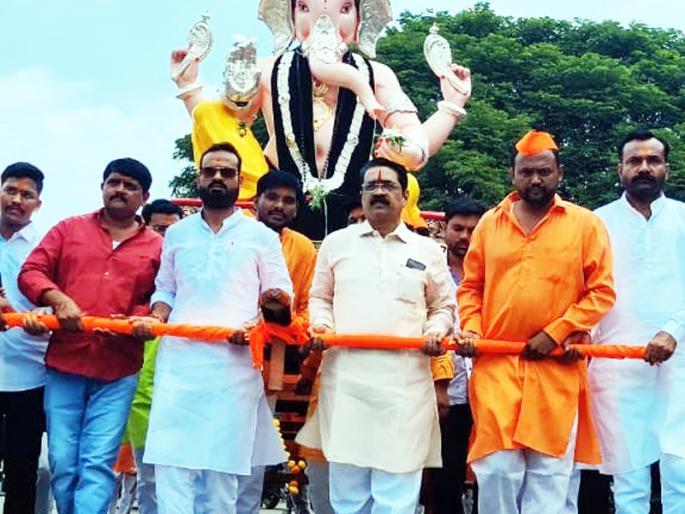 Chhatrapati Sambhaji Maharaj was pulled by the chariot of Ganaraya and installed the idol of Ganapati. | गणरायाचा रथ ओढत छत्रपती संभाजी महाराजांना प्रदक्षिणा घालून केली गणपती मुर्तीची प्रतिष्ठापना   Chhatrapati Sambhaji Maharaj was pulled by the chariot of Ganaraya and installed the idol of Ganapati. | गणरायाचा रथ ओढत छत्रपती संभाजी महाराजांना प्रदक्षिणा घालून केली गणपती मुर्तीची प्रतिष्ठापना