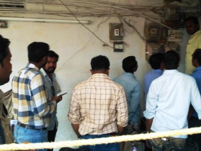 Electricity theft of 46 lakh rupees was seized in six days | अकोला जिल्ह्यामध्ये सहा दिवसांत ४६ लाखांची वीज चोरी पकडली Electricity theft of 46 lakh rupees was seized in six days | अकोला जिल्ह्यामध्ये सहा दिवसांत ४६ लाखांची वीज चोरी पकडली