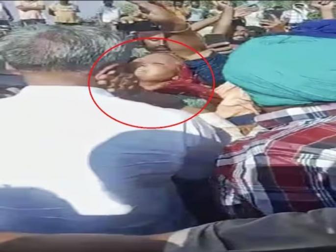 kaithal old age lady slapped jjp mla ishwar singh at flood effected area of kaithal | "5 वर्षे कुठे होतात, आता कशाला आलात?"; महिलेने थेट आमदाराच्या कानशिलात लगावली kaithal old age lady slapped jjp mla ishwar singh at flood effected area of kaithal | "5 वर्षे कुठे होतात, आता कशाला आलात?"; महिलेने थेट आमदाराच्या कानशिलात लगावली