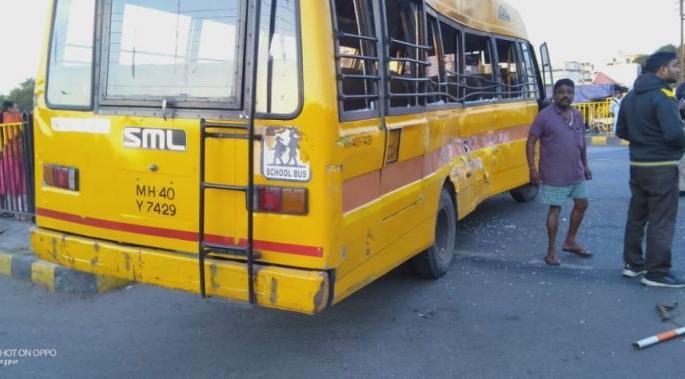 Biscuit company bus hit in Nagpur; 40 injured | नागपुरात बिस्किट कंपनीच्या बसला धडक; ४० जखमी Biscuit company bus hit in Nagpur; 40 injured | नागपुरात बिस्किट कंपनीच्या बसला धडक; ४० जखमी
