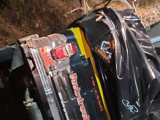The rickshaw overturned in Yeoor ghat; The driver was killed and three others were injured | येऊरच्या घाटात रिक्षा उलटली; चालक ठार, तिघे जखमी 