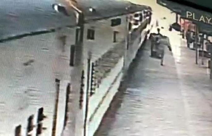 He save the life, the railway guard saved the life of the old passenger in Nagpur District | जिगरबाज! जिवाची पर्वा न करता रेल्वेगार्डने वाचवला वृद्ध प्रवाशाचा जीव