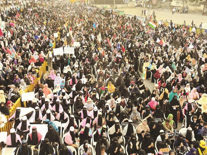 'every child is wake up in country'; Violent declarations at Delhi gate of Aurangabad | ‘मुल्क का बच्चा बच्चा जाग चुका है’ धरणे आंदोलनात गगनभेदी घोषणांनी दिल्लीगेट पुन्हा दणाणला 'every child is wake up in country'; Violent declarations at Delhi gate of Aurangabad | ‘मुल्क का बच्चा बच्चा जाग चुका है’ धरणे आंदोलनात गगनभेदी घोषणांनी दिल्लीगेट पुन्हा दणाणला