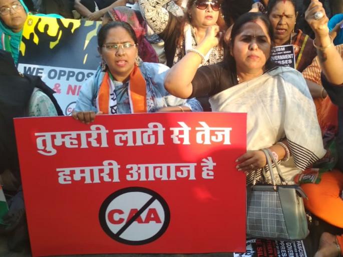 Panel against CAA; The mob went to the women's house | सीएएविरोधात फलक; महिलांच्या घरावर जमाव गेला चालून Panel against CAA; The mob went to the women's house | सीएएविरोधात फलक; महिलांच्या घरावर जमाव गेला चालून