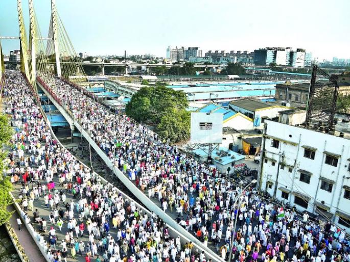 Muslim community's vajramooth against the central government: the magnitude of the morcha is remarkable | CAA: केंद्र सरकारच्या विरोधात मुस्लीम समाजाची वज्रमुठ : मोर्चाची भव्यता लक्षवेधी Muslim community's vajramooth against the central government: the magnitude of the morcha is remarkable | CAA: केंद्र सरकारच्या विरोधात मुस्लीम समाजाची वज्रमुठ : मोर्चाची भव्यता लक्षवेधी