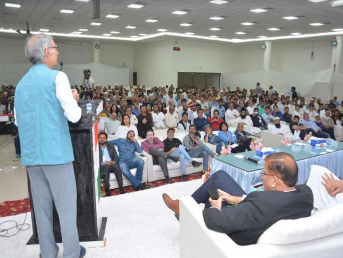 The real issues in the country are ignored due to the 'CAA-NRC' | देशातील वास्तववादी मुद्दे ‘सीएए-एनआरसी’मुळे दुर्लक्षित, राष्ट्रीय चर्चासत्रात जेष्ठ विचारवंताचे मत The real issues in the country are ignored due to the 'CAA-NRC' | देशातील वास्तववादी मुद्दे ‘सीएए-एनआरसी’मुळे दुर्लक्षित, राष्ट्रीय चर्चासत्रात जेष्ठ विचारवंताचे मत