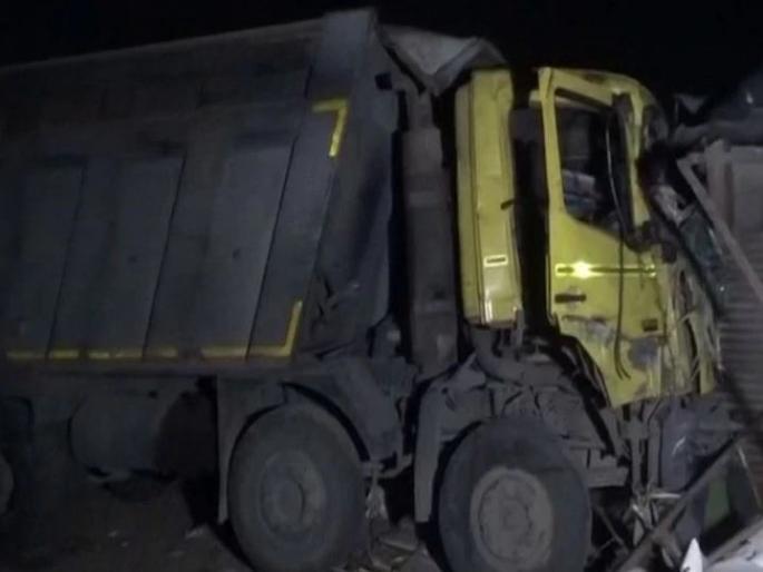 Terrible accident ... A truck crushed workers sleeping on the side of the road in surat, killing 14 people | भीषण दुर्घटना... ऊस वाहतूक करणाऱ्या ट्रकने मजुरांना चिरडले, 14 जणांचा मृत्यू Terrible accident ... A truck crushed workers sleeping on the side of the road in surat, killing 14 people | भीषण दुर्घटना... ऊस वाहतूक करणाऱ्या ट्रकने मजुरांना चिरडले, 14 जणांचा मृत्यू