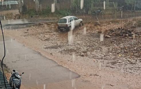 Hail with thunderstorms in javhar palghar | जव्हारमध्ये विजेच्या कडकडाटासह गारांचा पाऊस Hail with thunderstorms in javhar palghar | जव्हारमध्ये विजेच्या कडकडाटासह गारांचा पाऊस