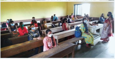 Fear of parents, students absent! | पालकांना धास्ती, विद्यार्थी गैरहजर! Fear of parents, students absent! | पालकांना धास्ती, विद्यार्थी गैरहजर!