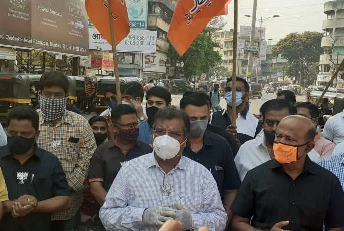 There is noise in the streets, Thackeray's government is a thief, BJP's agitation against Home Minister anil deshmukh in dombivali | गली गली मे शोर है ठाकरे सरकार चोर है, गृहमंत्र्यांविरुद्ध भाजपाचं आंदोलन