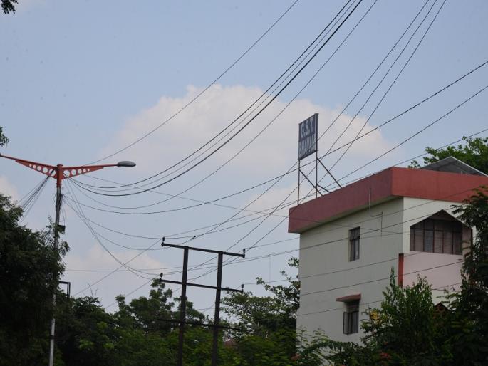 City stuck in the cable; Only 12 days left for action according to the order of the Aurangabad Bench | केबलच्या विळख्यात अडकले शहर; खंडपीठाच्या आदेशानुसार कारवाईसाठी उरले फक्त १२ दिवस  City stuck in the cable; Only 12 days left for action according to the order of the Aurangabad Bench | केबलच्या विळख्यात अडकले शहर; खंडपीठाच्या आदेशानुसार कारवाईसाठी उरले फक्त १२ दिवस